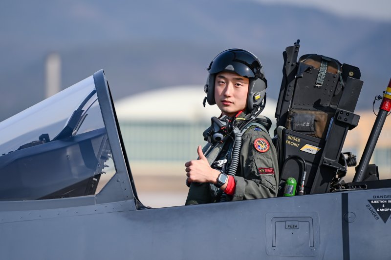 공군은 20일 서울 공군호텔에서 '2022년 공군작전사령부 공중사격대회 시상식'을 개최한다. 올해의 ‘탑건’에 선정된 제11전투비행단 김유준 대위(공사 64기)가 자신의 주기종인 F-15K 조종석에서 기념 촬영을 하고 있다. 사진=공군 제공