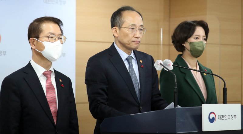 추경호 경제부총리 겸 기획재정부 장관과 이정식 고용노동부 장관, 이영 중소벤처기업부 장관이 20일 오전 서울 종로구 세종대로 정부서울청사에서 ‘추가연장근로 일몰연장 법안 연내 국회통과 촉구 호소문’을 발표하고 있다.뉴스1