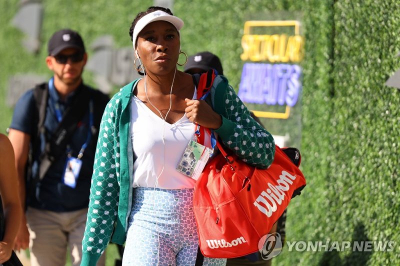비너스 윌리엄스 NEW YORK, NEW YORK - AUGUST 31: Venus Williams arrives on Day Three of the 2022 US Open at USTA Billie Jean King National Tennis Center on August 31, 2022 in the Flushing neighborhood of the Queens borough of New York City. Mike Stobe/Getty Images/AFP == FOR NEWSPAPERS, INTERNET, TELCOS & T