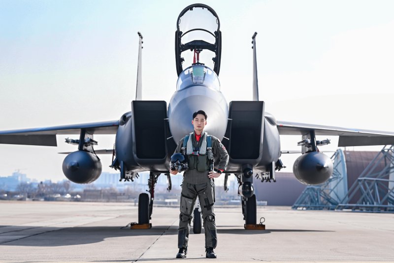 2022년 공군 최강의 공중 명사수 '탑건'(Top Gun)에 선정된 제11전투비행단 김유준(29·공사 64기) 대위가 자신의 주기종인 F-15K 앞에서 기념 촬영하고 있다. 사진=공군 제공