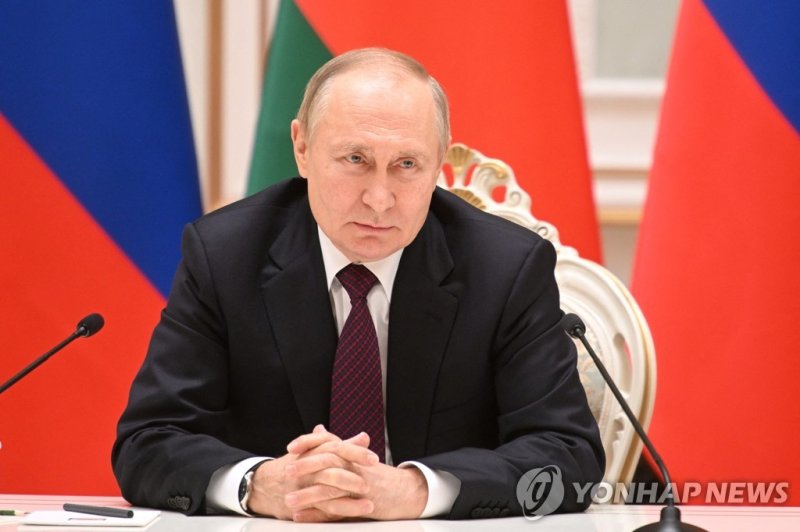 벨라루스 방문한 푸틴 러시아 대통령 Russian President Vladimir Putin attends a news conference with Belarusian President Alexander Lukashenko following their meeting in Minsk, Belarus December 19, 2022. Sputnik/Pavel Bednyakov/Kremlin via REUTERS ATTENTION EDITORS - THIS IMAGE WAS PROVIDED BY A THIRD PARTY.