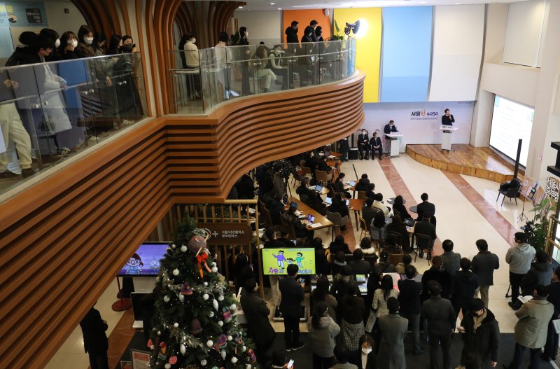 오세훈 서울시장이 20일 서울 마포구 서울시50플러스재단 중부캠퍼스에서 '다시뛰는 중장년 서울런 4050' 설명회를 하고 있다. 2022.12.20/뉴스1 ⓒ News1 송원영 기자