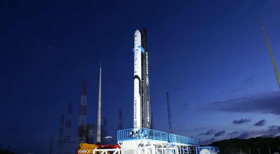 우주 발사체 스타트업 이노스페이스가 독자개발한 엔진 검증용 시험발사체 '한빛-TLV'가 20일 오후 6시(한국시간) 발사하기 위해 브라질 알칸타라 발사장에서 세워져 있다. 이노스페이스 제공