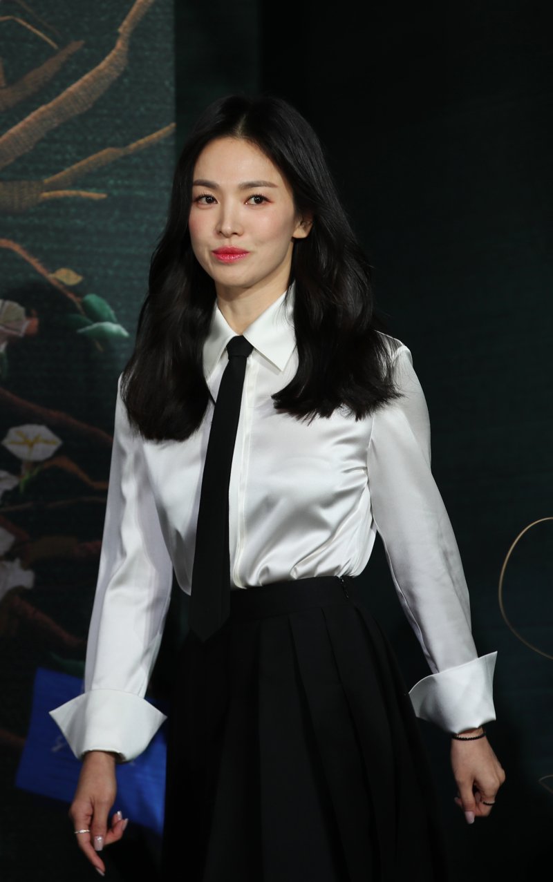 [서울=뉴시스] 고승민 기자 = 20일 서울 동대문구의 한 호텔에서 열린 넷플릭스 '더 글로리' 제작발표회에서 배우 송혜교가 무대로 입장하고 있다. 2022.12.20. kkssmm99@newsis.com