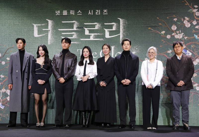 [서울=뉴시스] 고승민 기자 = 20일 서울 동대문구의 한 호텔에서 열린 넷플릭스 '더 글로리' 제작발표회에서 안길호 감독, 김은숙 작가, 배우 송혜교 등 주역들이 기념촬영을 하고 있다. 2022.12.20. kkssmm99@newsis.com