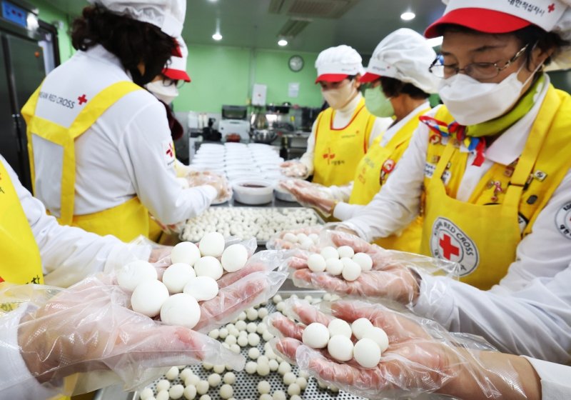 [사진톡톡] 동지 팥죽 만들기 (출처=연합뉴스)