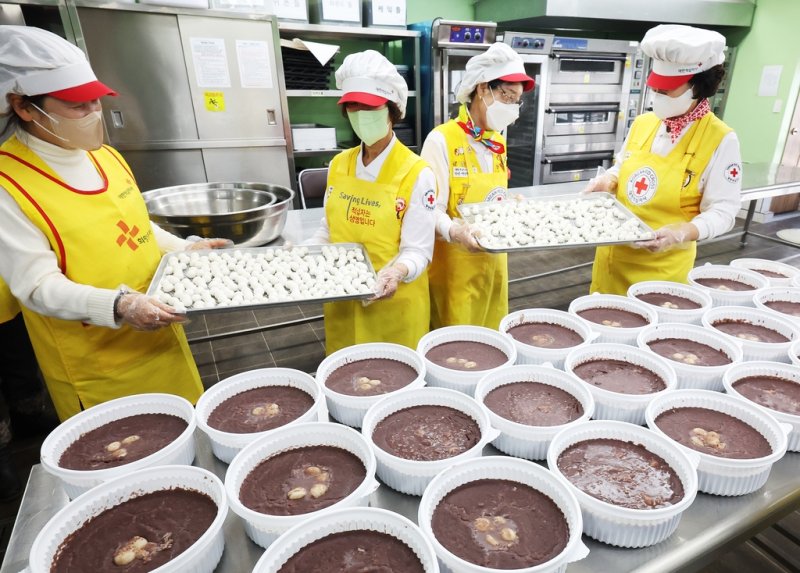 [사진톡톡] 동지 팥죽 만들기 (출처=연합뉴스)