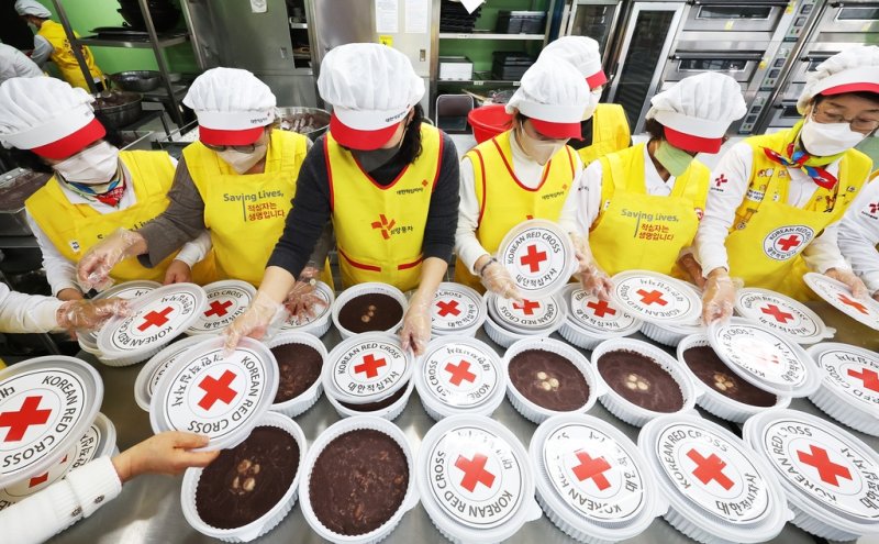 [사진톡톡] 동지 팥죽 만들기 (출처=연합뉴스)