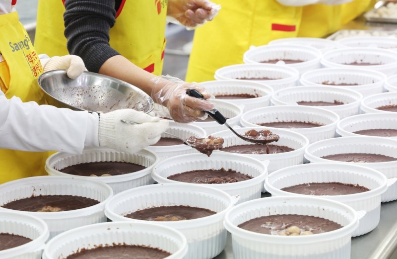 [사진톡톡] 동지 팥죽 만들기 (출처=연합뉴스)