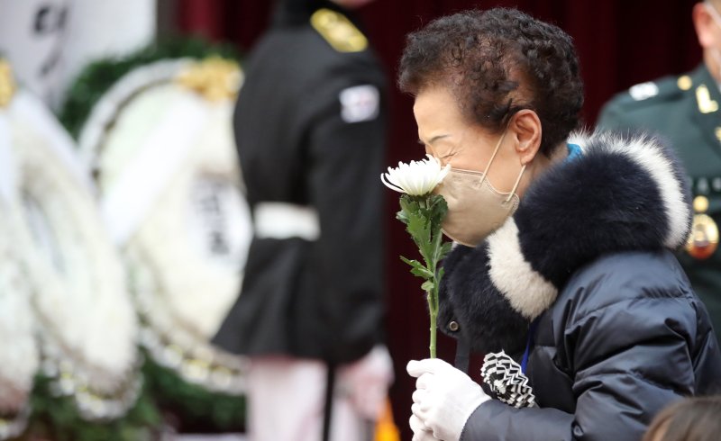 20일 오전 대전 유성구 국립대전현충원에서 엄수된 6·25 전사자 발굴 유해 합동 안장식에서 유가족이 눈물을 삼키고 있다. 2022.12.20/뉴스1 ⓒ News1 김기태 기자