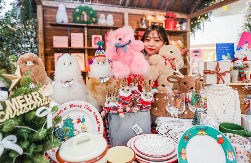 서울 영등포구 더현대서울 5층 사운즈포레스트에서 진행되는 '크리스마스 마켓'에서 직원이 유럽 감성을 담은 크리스마스 시즌 상품을 소개하고 있다.