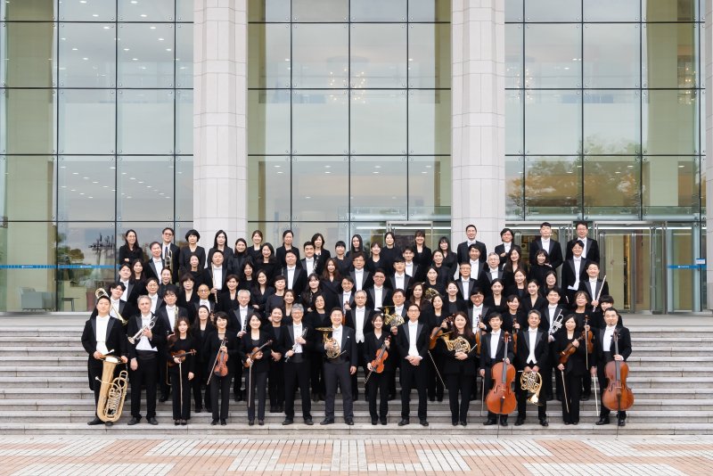 부산시민회관은 개관 50주년을 기념해 내년 1월 10일 부산시립교향악단과 함께하는 신년음악회를 개최한다. 부산시립교향악단 단원들이 포즈를 취하고 있다. 부산문화회관 제공