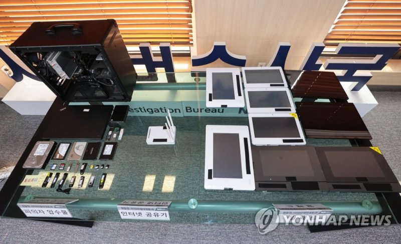 월패드 해킹 사건 압수물 월패드 해킹 사건 압수물 (서울=연합뉴스) 서대연 기자 = 20일 오전 서울 마포구 경찰청에 통합 주택 제어판(월패드) 해킹 사건 관련 압수물 및 월패드들이 놓여 있다. 2022.12.20 dwise@yna.co.kr (끝)