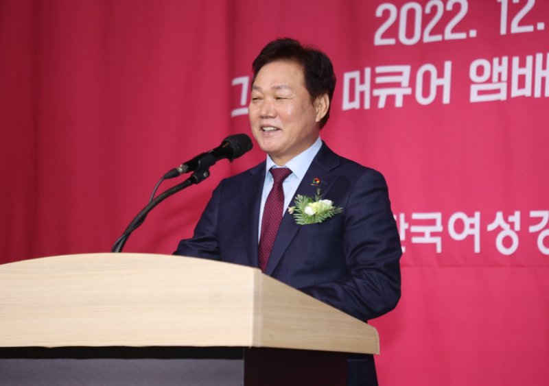 [창원=뉴시스] 홍정명 기자=박완수 경남도지사가 20일 오후 창원 그랜드머큐어앰배서더 호텔에서 열린 한국여성경제인협회 경남지회 주관 ‘2022년 모범여성기업인 시상식 및 송년회’에 참석해 축사를 하고 있다.(사진=경남도 제공)2022.12.20. photo@newsis.com