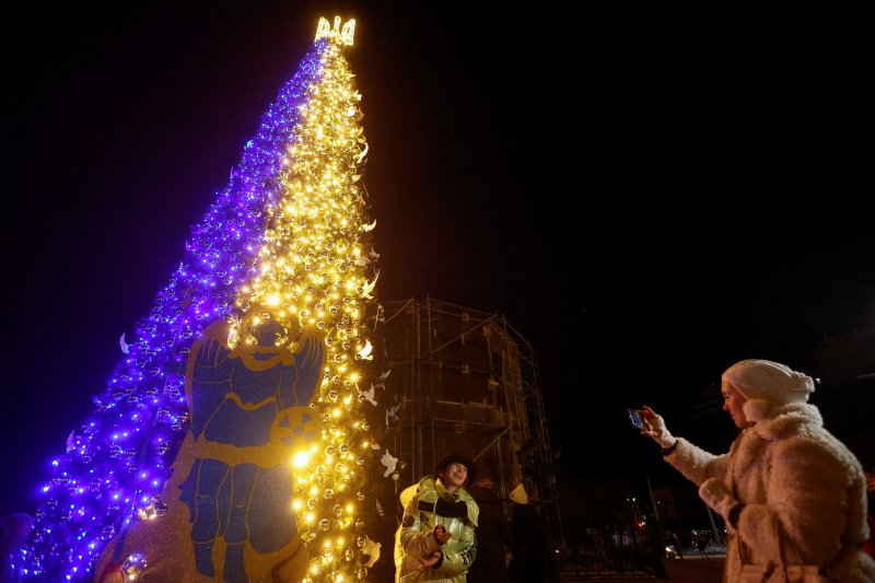 키이우에 설치된 크리스마스 트리 앞에서 캐롤 부르는 여성 (키이우 로이터=연합뉴스) 19일(현지시간) 한 여성이 우크라이나 수도 키이우의 성 소피아 대성당 인근에 설치된 크리스마스 트리 앞에서 캐롤을 부르고 있다. 우크라이나 국기 색인 파란색과 노란색 조명으로 빛나는 트리는 평화를 상징하는 하얀 비둘기 모형으로 장식됐으며, 꼭대기에는 우크라이나를 상징하는 삼지창 모형이 달려 있다. 2022.12.20 clynnkim@yna.co.kr (끝)