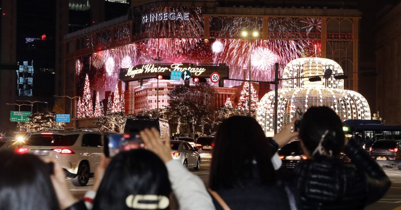 11월 20일 오후 크리스마스 조명으로 화려하게 외벽을 꾸민 서울 중구 신세계백화점 본점 앞에서 시민들이 추억을 남기고 있다. /사진=뉴스1