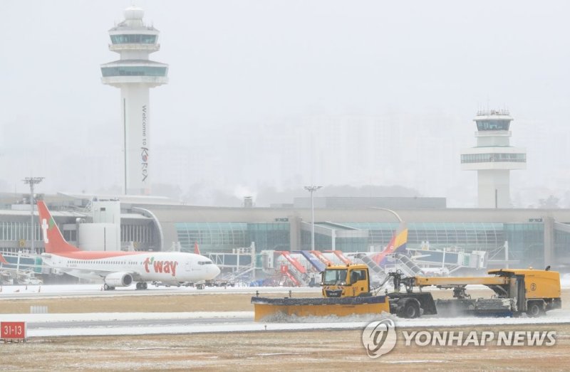 제주공항 제설작업 제주공항 제설작업 (제주=연합뉴스) 박지호 기자 = 제주에 많은 양의 눈이 내린 7일 오후 제주국제공항 활주로에서 특수차량이 눈을 치우고 있다. 2021.1.7 jihopark@yna.co.kr (끝)