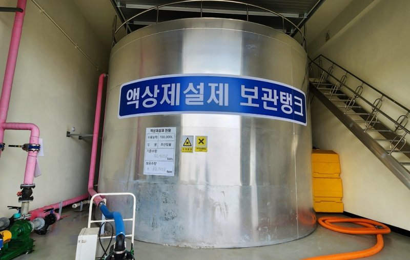 액상제설제 초산칼륨 보관탱크 (제주=연합뉴스) 변지철 기자 = 제주국제공항이 보유하고 있는 액상제설제인 초산칼륨 보관탱크 모습. 지난 11월 28일 촬영. 2022.12.21