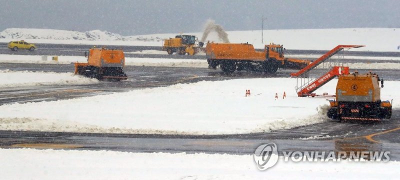 제주공항 제설 막바지 제주공항 제설 막바지 (제주=연합뉴스) 박지호 기자 = 8일 제주공항에 또다시 폭설이 내려 항공기 운항이 전면 중단됐다. 이날 오전 한국공항공사 제설차량들이 활주로의 눈을 치우고 있다. 2018.2.8 jihopark@yna.co.kr (끝)