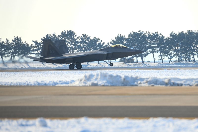 20일 한미 연합공군훈련을 위해 한반도에 전개한 미국 F-22 전투기가 군산기지에 착륙하고 있다.(국방부 제공) 2022.12.20/뉴스1