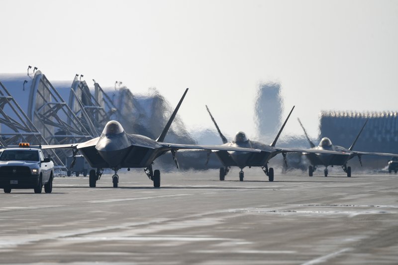 20일 한미 연합공군훈련을 위해 한반도에 전개한 미국 F-22 전투기가 군산기지에 착륙하여 지상활주하고 있다. (국방부 제공) 2022.12.20/뉴스1