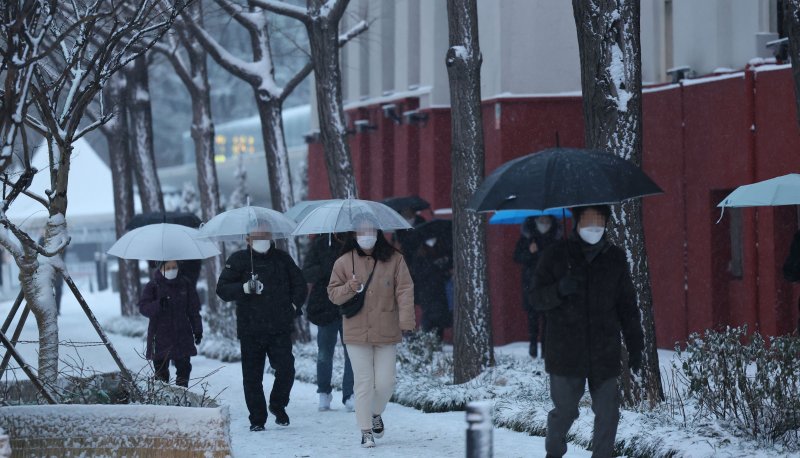 서울을 비롯한 수도권 대부분 지역에 대설주의보가 발효된 21일 오전 서울 광화문광장 일대에 많은 눈이 내리고 있다. 연합뉴스