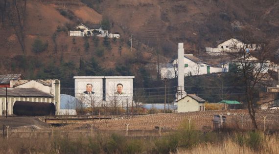 지난해 4월 중국 단둥에서 바라본 북한 신의주. /미국의소리(VOA)방송 캡처