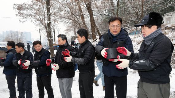 국민의힘 정진석 비상대책위원장이 21일 서울 강남구 구룡마을에서 연탄 나눔 봉사활동을 하고 있다. 사진=서동일 기자