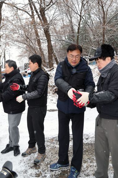 국민의힘 정진석 비상대책위원장이 21일 서울 강남구 구룡마을에서 연탄 나눔 봉사활동을 하고 있다. 사진=서동일 기자