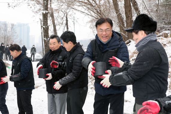 국민의힘 정진석 비상대책위원장이 21일 서울 강남구 구룡마을에서 연탄 나눔 봉사활동을 하고 있다. 사진=서동일 기자