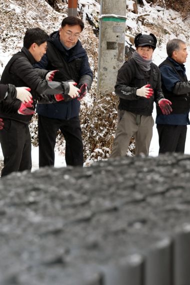 국민의힘 정진석 비상대책위원장이 21일 서울 강남구 구룡마을에서 연탄 나눔 봉사활동을 하고 있다. 사진=서동일 기자