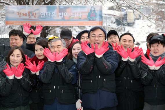 국민의힘 정진석 비상대책위원장이 21일 서울 강남구 구룡마을에서 연탄 나눔 봉사활동을 하기에 앞서 기념촬영을 하고 있다. 사진=서동일 기자