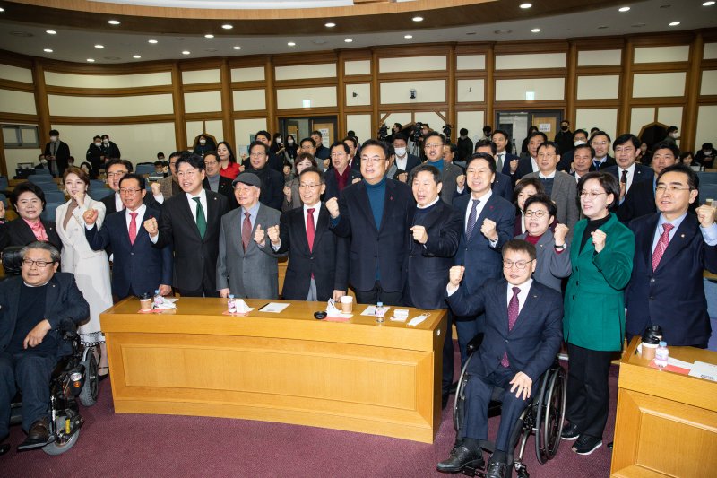 정진석 국민의힘 비상대책위원장을 비롯한 참석자들이 21일 서울 여의도 국회 의원회관에서 열린 국민의힘 공부모임 국민공감 두 번째 모임에서 기념 촬영을 하고 있다. 2022.12.21/뉴스1 ⓒ News1 유승관 기자