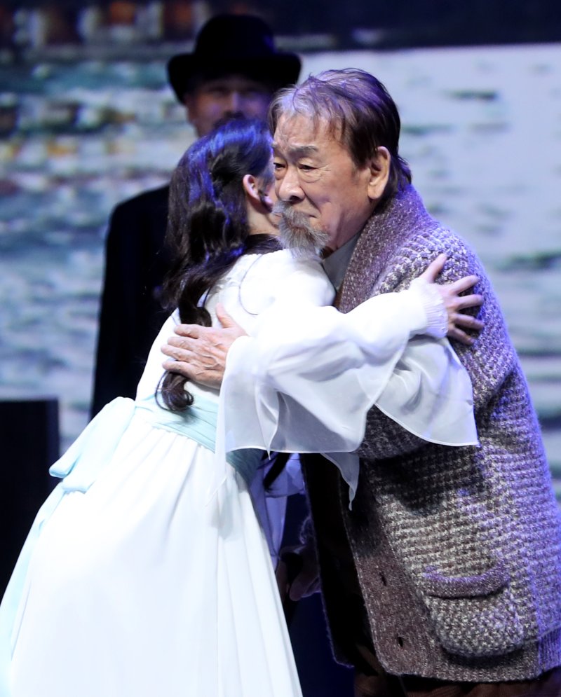 배우 김서안과 이순재(오른쪽)가 20일 서울 유니버설아트센터에서 열린 연극 '갈매기' 프레스콜에서 주요 장면을 선보이고 있다. 2022.12.20/뉴스1 ⓒ News1 권현진 기자