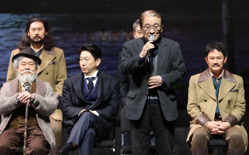 연출을 맡은 배우 이순재가 20일 서울 유니버설아트센터에서 열린 연극 '갈매기' 프레스콜 및 기자간담회에서 인사말을 하고 있다. 2022.12.20/뉴스1 ⓒ News1 권현진 기자