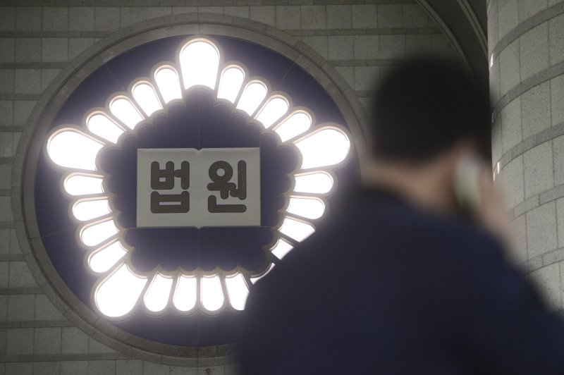 박근혜 전 대통령의 구속 전 피의자심문(영장실질심사)를 이틀 앞둔 28일 오후 서울 서초구 중앙지방법원 로비에 법원 마크가 밝게 빛나고 있다. 2017.3.28/뉴스1 ⓒ News1 신웅수 기자