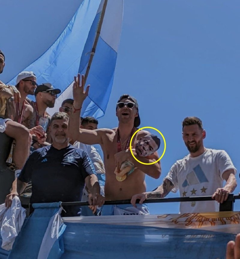 우승 축하 카퍼레이드에서 음바페 인형을 들고 있는 모습이 포착된 골키퍼 마르티네스. 옆에서 리오넬 메시(오른쪽)가 팬들을 향해 웃음 짓고 있다. 출처='풋볼 트윗' 캡처, 뉴스1