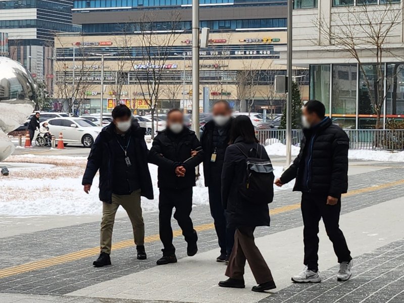 "왜 안만나줘" 노래방 도우미 스토킹하고 커터칼 휘두른 60대