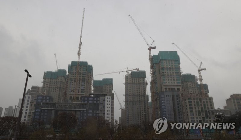 [2023경제] 전용 85㎡ 아파트 등록임대 허용…규제지역 더 푼다 서울 재개발 임대주택 산정 기준 세대수·연면적 중 선택 (서울=연합뉴스) 류효림 기자 = 서울 시내에서 추진하는 재개발 사업에서 임대주택 의무 건설 비율을 산정할 때 전체 세대수뿐만 아니라 연면적도 기준으로 선택할 수 있게 된다고 서울시가 13일 밝혔다. 사진은 이날 서울 서초구 반포동 재건축 아파트 현장 모습. 2022.12.13 ryousanta@yna.co.kr (끝)