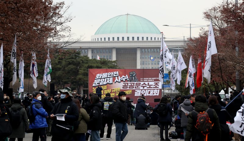 민주노총 공공운수노조 관계자들이 지난 10일 오후 서울 영등포구 여의도에서 결의대회를 갖고 안전운임제 일몰제 3년 연장안에 대한 국회의 조속한 처리를 촉구하고 있다. 뉴스1