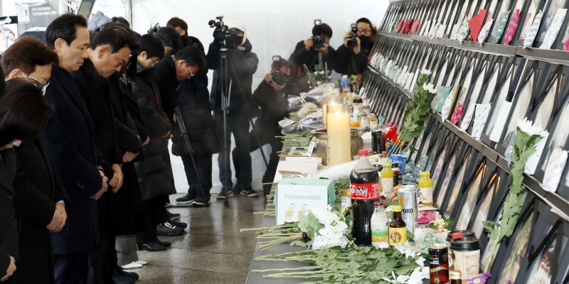 우상호 이태원 참사 진상규명과 재발방지를 위한 국정조사특별위원회 위원장을 비롯한 여야 위원들이 21일 오전 서울 녹사평역 희생자 시민분향소에서 조문하고 있다. 사진=뉴스1