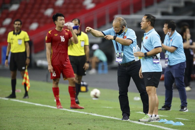 박항서(가운데) 베트남 축구 대표팀 감독이 23일(현지시간) 싱가포르에서 열린 2020 아세안축구연맹(AFF) 챔피언십(스즈키컵) 태국과의 준결승 1차전 경기 중 작전 지시를 하고 있다. 베트남 대표팀은 태국에 0-2로 패했으며 박항서 감독은 일부 석연찮은 판정에 강한 불만을 표시했다. /뉴시스