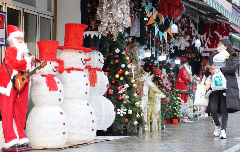 크리스마스를 나흘 앞둔 21일 서울 남대문시장에 크리스마스용품 등이 진열돼 있다. (뉴스1DB) ⓒ News1 조태형 기자