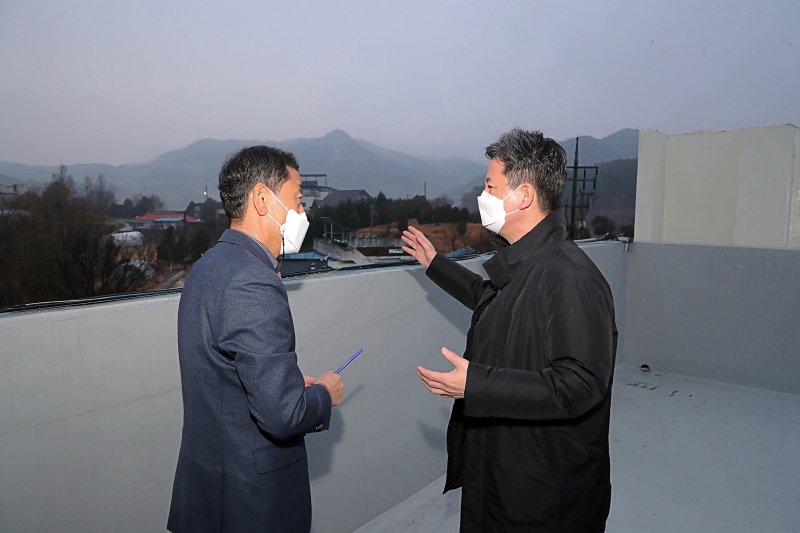 [서울=뉴시스] 김금보 기자 = 한창섭 행정안전부 차관이 21일 오후 대전광역시 대청호수질관리소를 찾아 대청호 현안규제와 관련한 애로사항을 청취하고 향후 개선방안에 대한 의견을 나누고 있다. (사진= 행정안전부 제공) 2022.12.21. photo@newsis.com *재판매 및 DB 금지