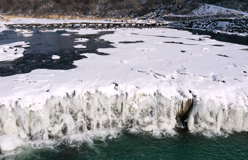추위에 꽁꽁 얼어붙은 한탄강 직탕폭포