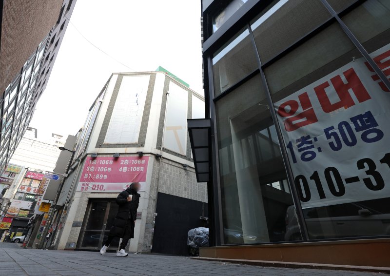 근로기준법이 확대 적용될 경우 전체 사업장 10개 중 9개가 새로운 근로기준법 적용을 받을 것으로 예상된다. 사진은 지난해 12월 서울 중구 명동 한 건물에 임대 안내문이 붙어있는 모습. 뉴시스
