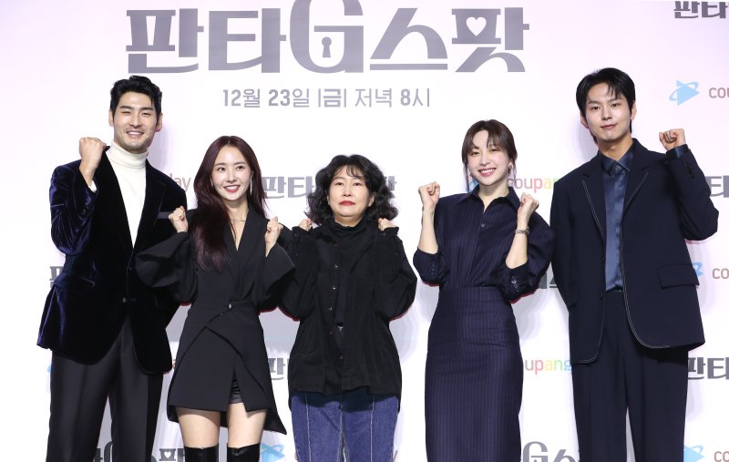 배우 최광록(왼쪽부터)과 배우희, 이윤아 감독, 안희연, 박선호가 22일 서울 강남구 조선 팰리스 서울 강남에서 열린 쿠팡플레이 시리즈 '판타G스팟' 제작발표회에서 포즈를 취하고 있다. '판타G스팟'은 한 번도 느껴본 적 없는 희재(안희연 분)와 사랑 없는 관계만 즐기는 미나(배우희 분), 두 사람이 섹스 카운슬링을 진행하며 스스로를 알아가는 이야기를 그린 작품이다. 2022.12.22/뉴스1 ⓒ News1 권현진 기자