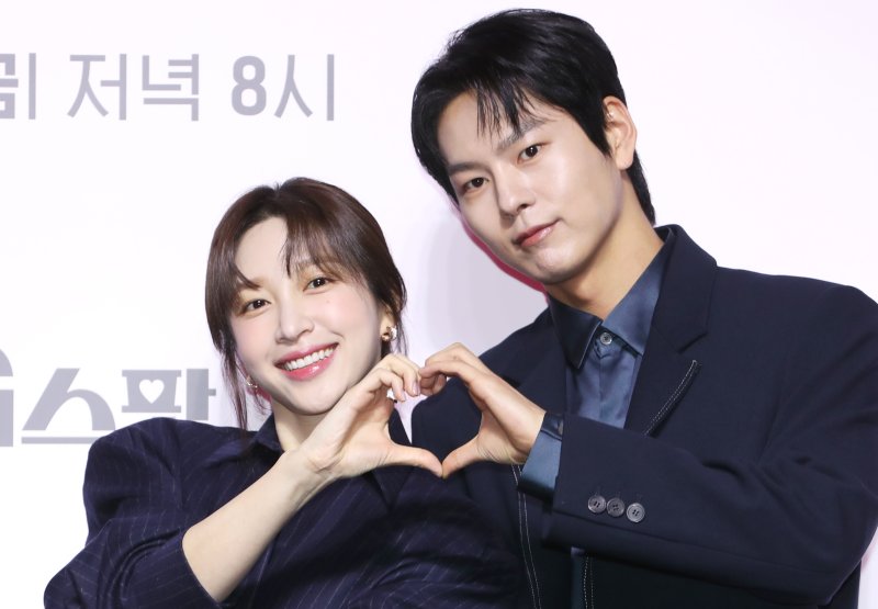 배우 안희연(하니)과 박선호(오른쪽)가 22일 서울 강남구 조선 팰리스 서울 강남에서 열린 쿠팡플레이 시리즈 '판타G스팟' 제작발표회에서 포즈를 취하고 있다. '판타G스팟'은 한 번도 느껴본 적 없는 희재(안희연 분)와 사랑 없는 관계만 즐기는 미나(배우희 분), 두 사람이 섹스 카운슬링을 진행하며 스스로를 알아가는 이야기를 그린 작품이다. 2022.12.22/뉴스1 ⓒ News1 권현진 기자