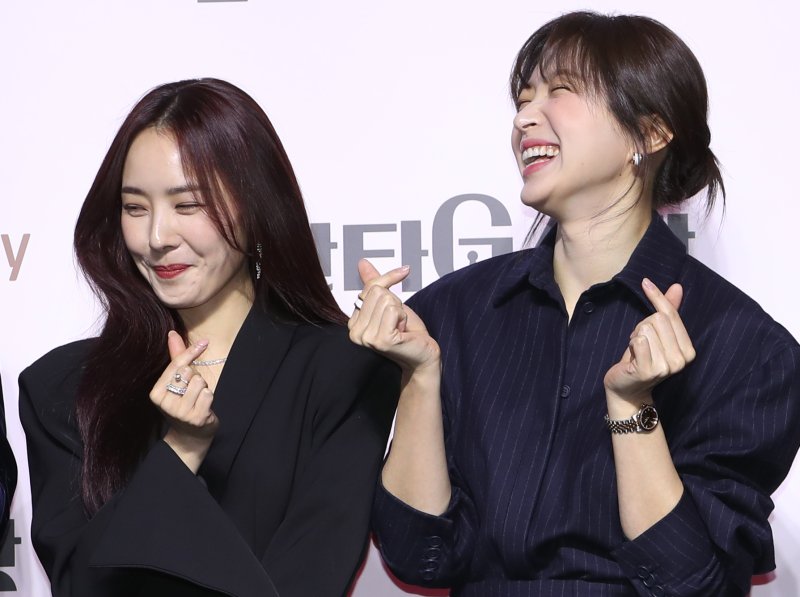 배우 배우희와 안희연(오른쪽)이 22일 서울 강남구 조선 팰리스 서울 강남에서 열린 쿠팡플레이 시리즈 '판타G스팟' 제작발표회에서 포즈를 취하고 있다. '판타G스팟'은 한 번도 느껴본 적 없는 희재(안희연 분)와 사랑 없는 관계만 즐기는 미나(배우희 분), 두 사람이 섹스 카운슬링을 진행하며 스스로를 알아가는 이야기를 그린 작품이다. 2022.12.22/뉴스1 ⓒ News1 권현진 기자