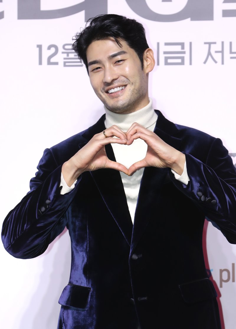 배우 최광록이 22일 서울 강남구 조선 팰리스 서울 강남에서 열린 쿠팡플레이 시리즈 '판타G스팟' 제작발표회에서 포즈를 취하고 있다. '판타G스팟'은 한 번도 느껴본 적 없는 희재(안희연 분)와 사랑 없는 관계만 즐기는 미나(배우희 분), 두 사람이 섹스 카운슬링을 진행하며 스스로를 알아가는 이야기를 그린 작품이다. 2022.12.22/뉴스1 ⓒ News1 권현진 기자